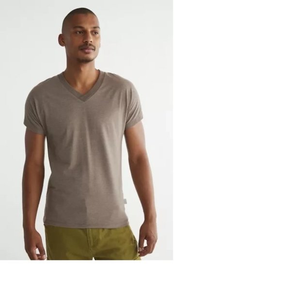 NWT Standard Cloth Slim Fit V-Neck Tee Urban Outfitters XL - Picture 1 of 5